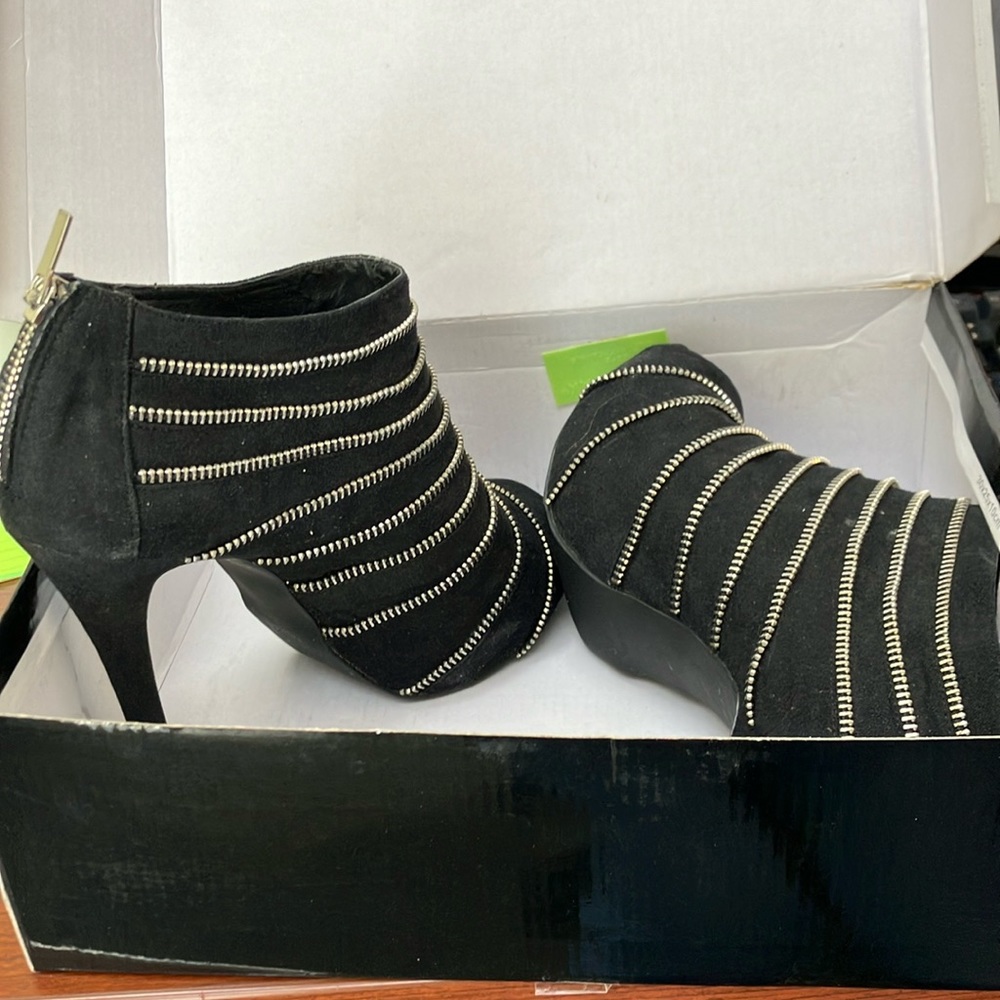 Colin Stuart .. Cool looking black ankle booties!!!